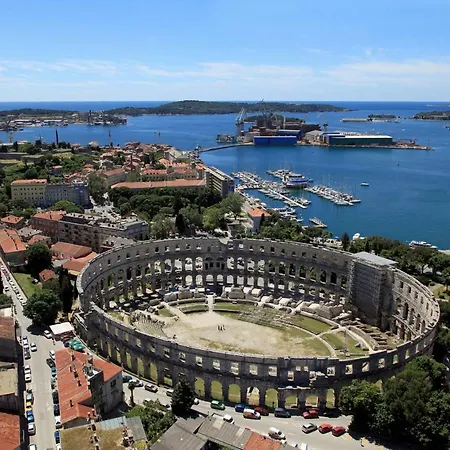 Apartment Apartments With A Parking Space Pula - 6986