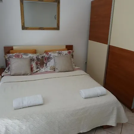 Apartment Apartments With A Parking Space Pula - 6986